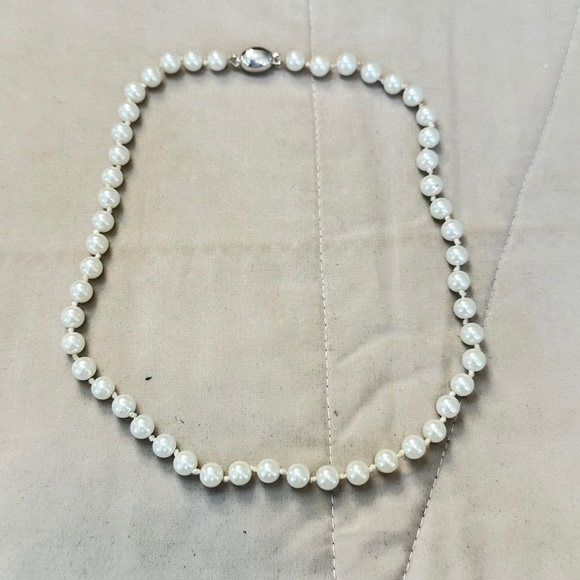 Faux White Pearl Necklace, Silver Tone Magnetic Clasp. 14” Long - Picture 4 of 13